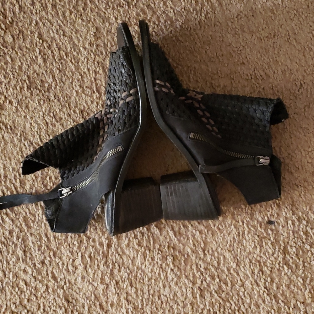 Black chunky heeled peep toes. Tote 7.